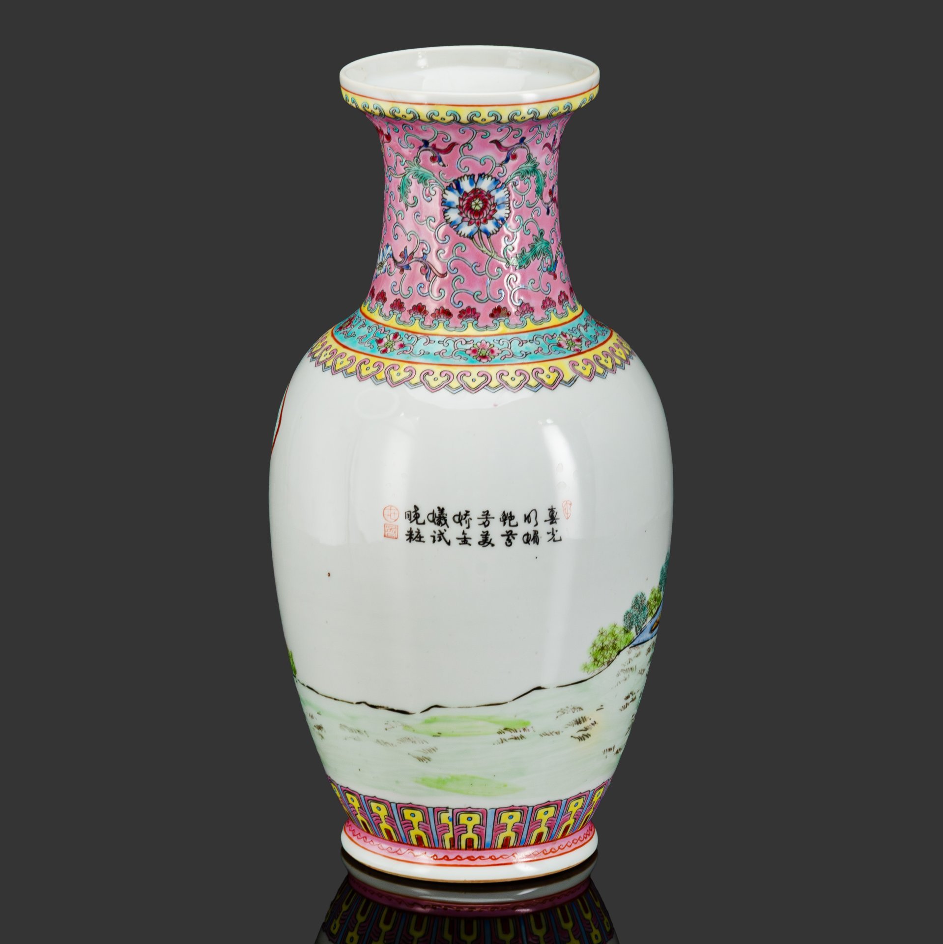 Ваза "Восемь красавиц в саду" с растительным орнаментом в стилистике эпохи Мин