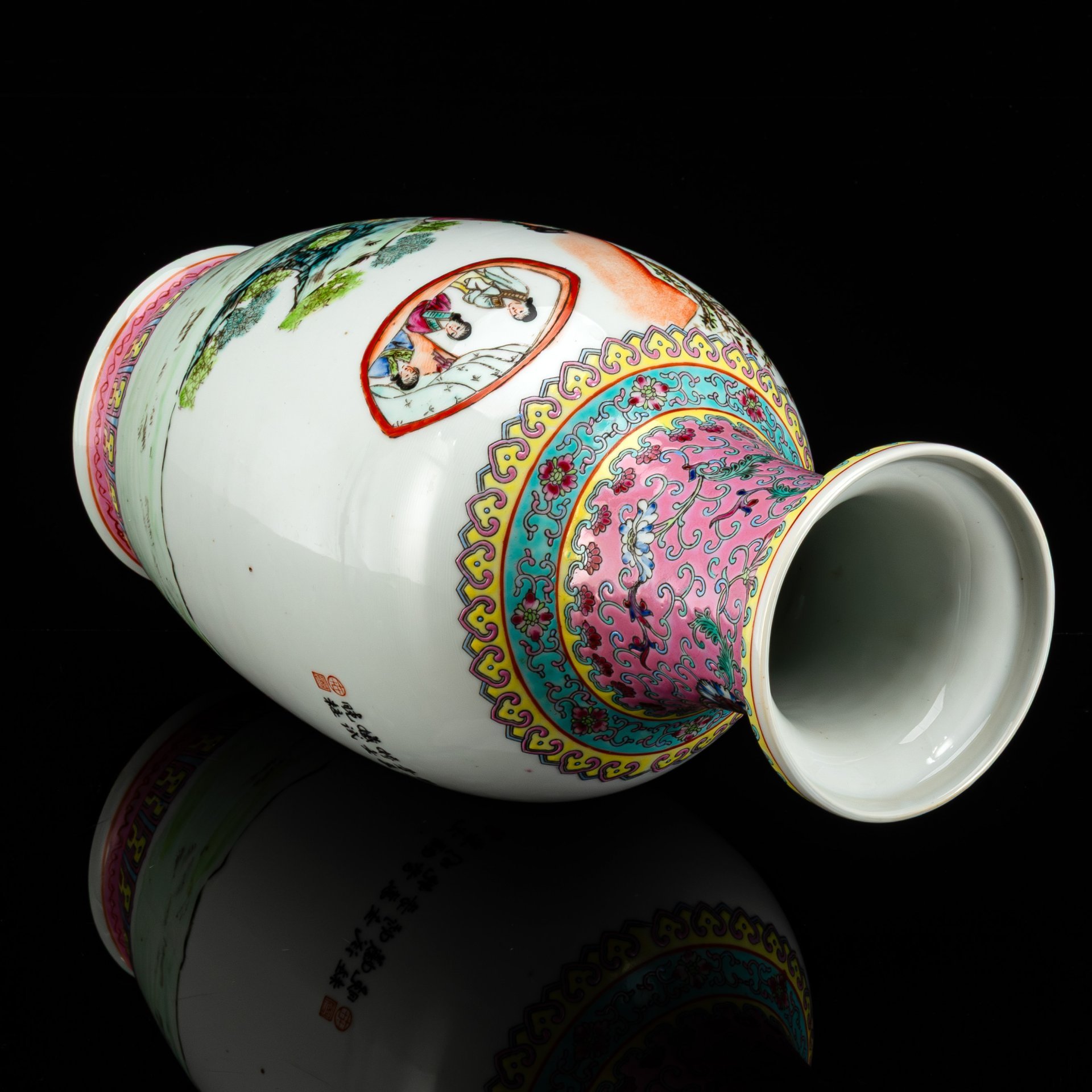 Ваза "Восемь красавиц в саду" с растительным орнаментом в стилистике эпохи Мин