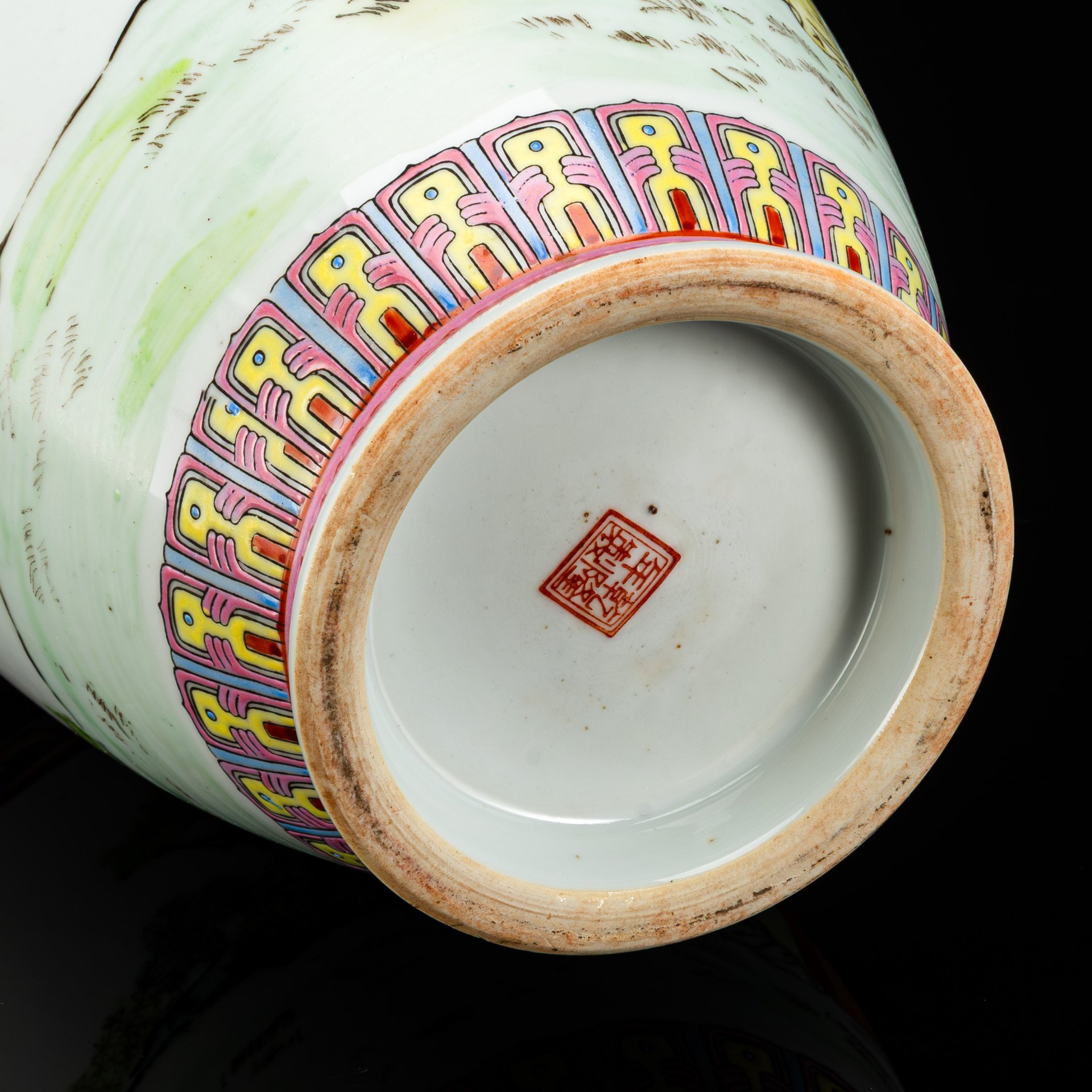 Ваза "Восемь красавиц в саду" с растительным орнаментом в стилистике эпохи Мин