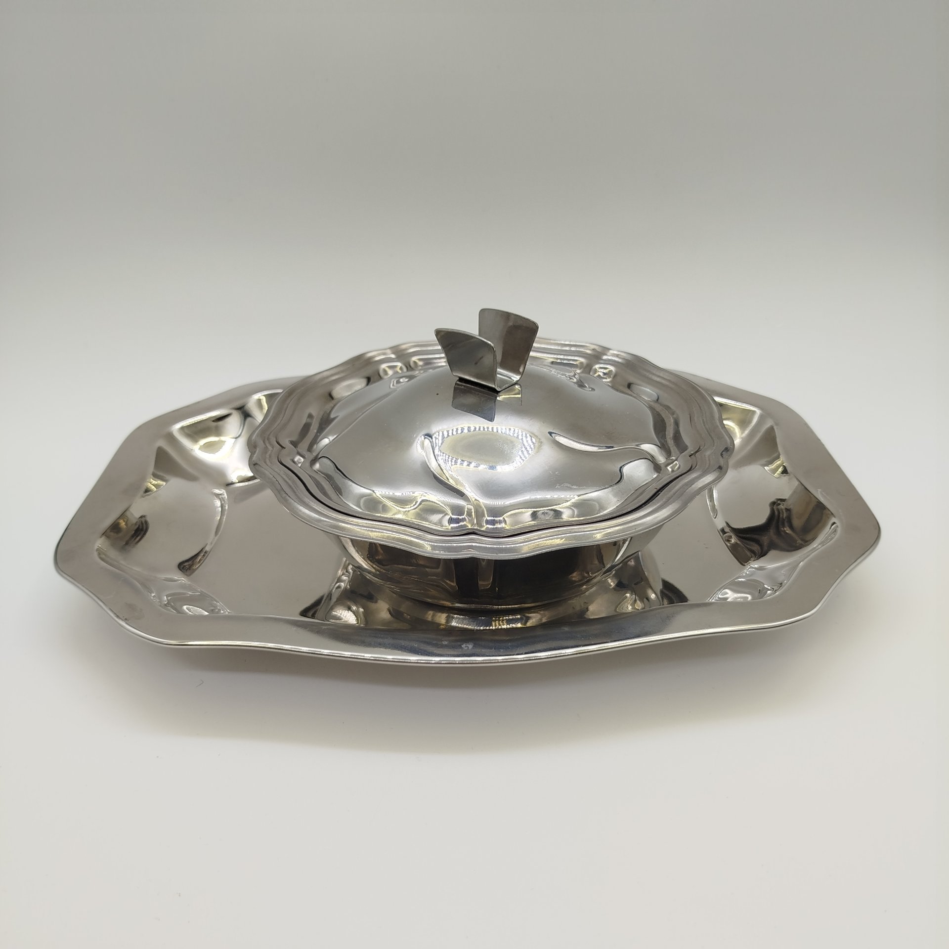 Набор сервировочный(террина и поднос) в классическом стиле, сталь, Европа, 1990-2010 гг.