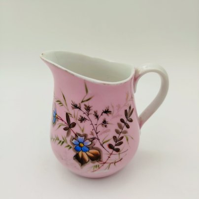 Молочник розового оттенка с декором из полевых цветов, фарфор, крытье, роспись, золочение, Товарищество М.С. Кузнецова в Вербилках (г. Дмитров), Российская империя, 1891-1917 гг.