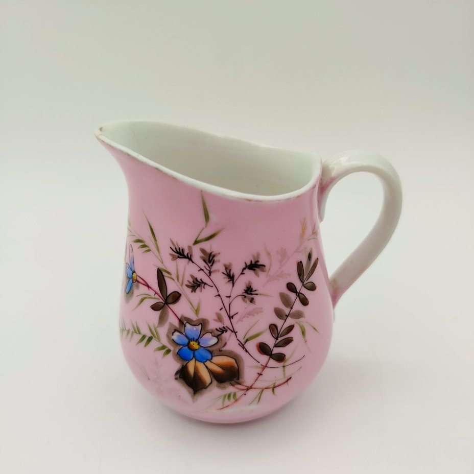 Молочник розового оттенка с декором из полевых цветов, фарфор, крытье, роспись, золочение, Товарищество М.С. Кузнецова в Вербилках (г. Дмитров), Российская империя, 1891-1917 гг.