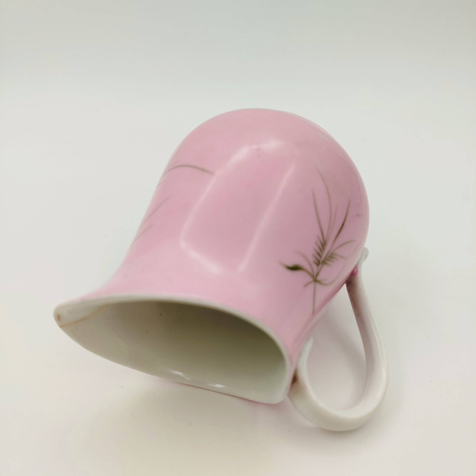 Молочник розового оттенка с декором из полевых цветов, фарфор, крытье, роспись, золочение, Товарищество М.С. Кузнецова в Вербилках (г. Дмитров), Российская империя, 1891-1917 гг.