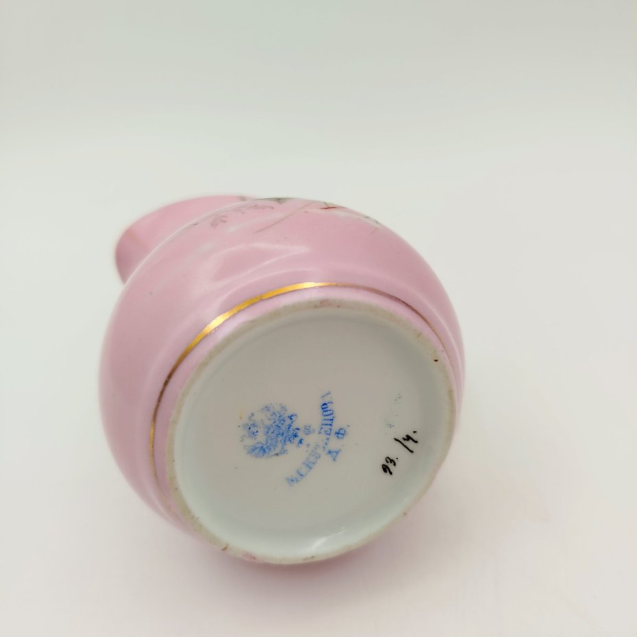 Молочник розового оттенка с декором из полевых цветов, фарфор, крытье, роспись, золочение, Товарищество М.С. Кузнецова в Вербилках (г. Дмитров), Российская империя, 1891-1917 гг.