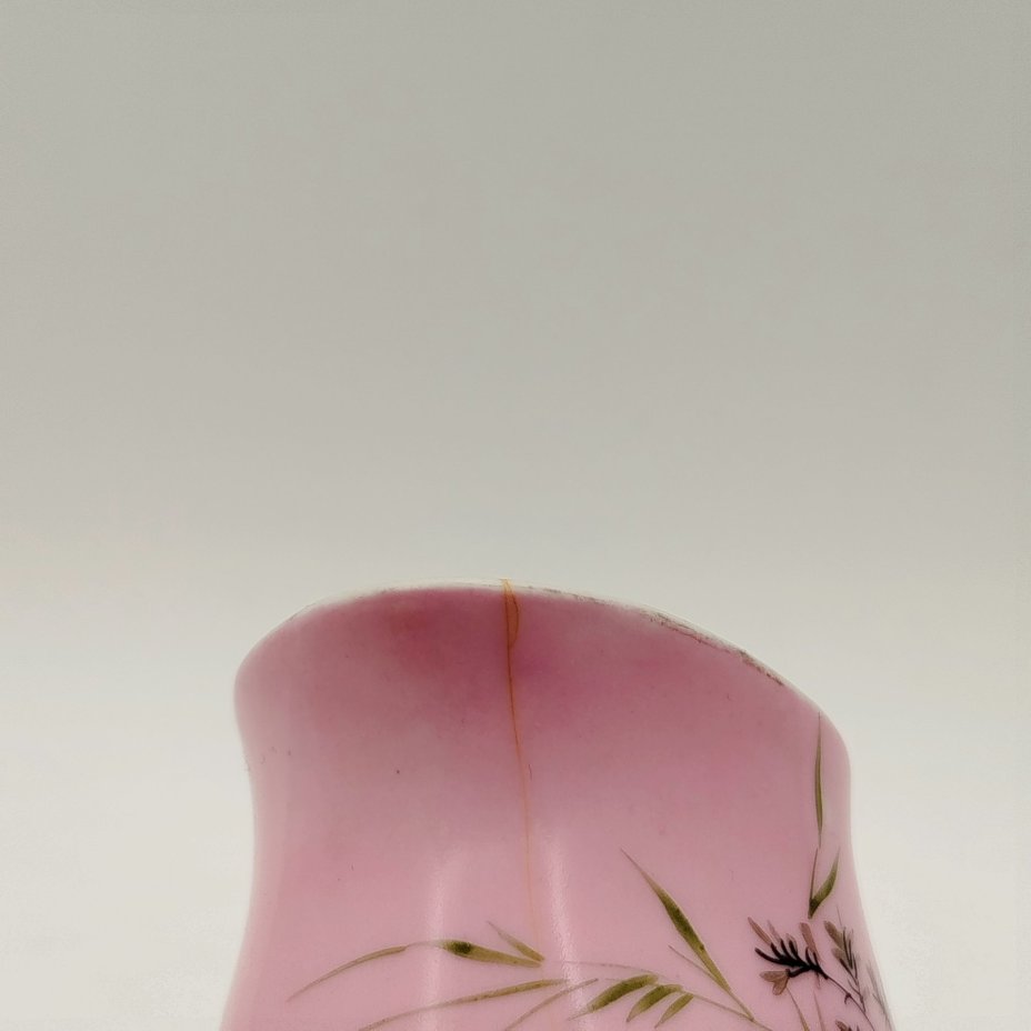 Молочник розового оттенка с декором из полевых цветов, фарфор, крытье, роспись, золочение, Товарищество М.С. Кузнецова в Вербилках (г. Дмитров), Российская империя, 1891-1917 гг.