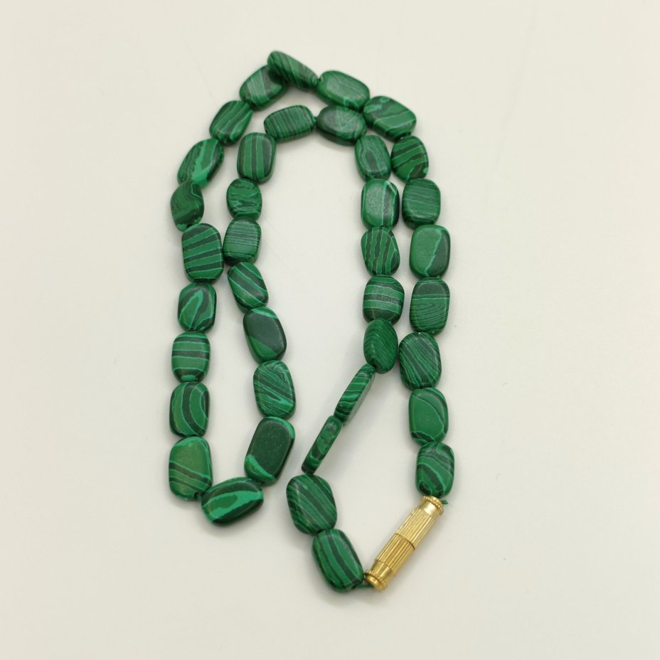 Бусы из бусин под малахит