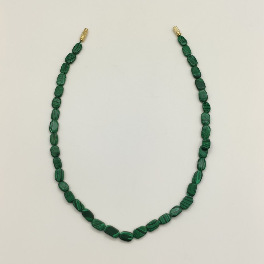 Бусы из бусин под малахит