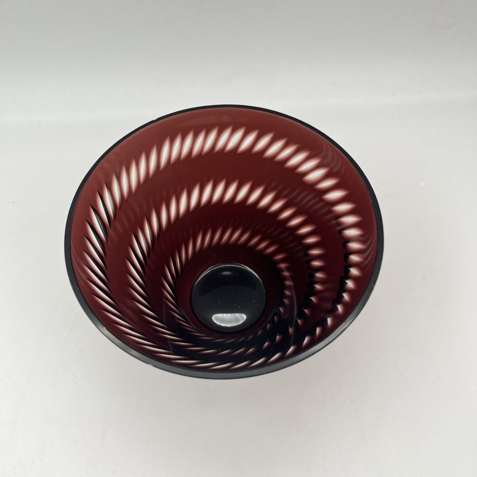 Конфетница марганцевого цвета, декорированная резным геометрическим орнаментом