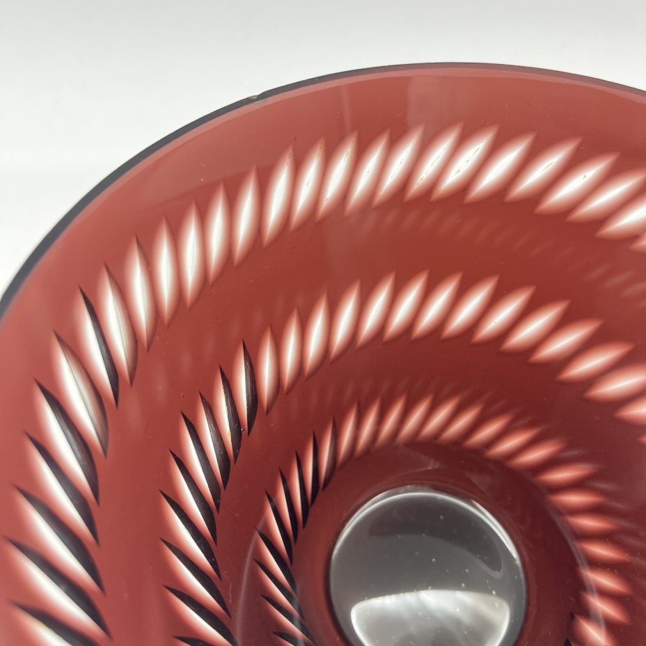 Конфетница марганцевого цвета, декорированная резным геометрическим орнаментом