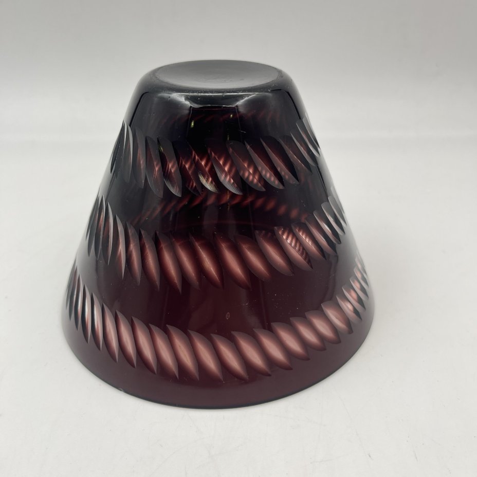 Конфетница марганцевого цвета, декорированная резным геометрическим орнаментом