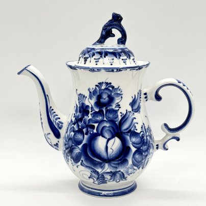 Кофейник с цветочным декором и фигурной ручкой, автор росписи Андреева И., Гжель