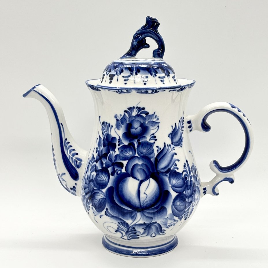 Кофейник с цветочным декором и фигурной ручкой, автор росписи Андреева И., Гжель
