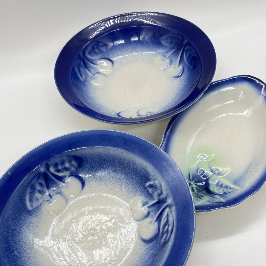 Набор из 2 суповых тарелок и селедочницы "Вишни", фаянс, аэрография, Ленинградский завод «Стройфаянс», СССР, 1972-1982 гг.