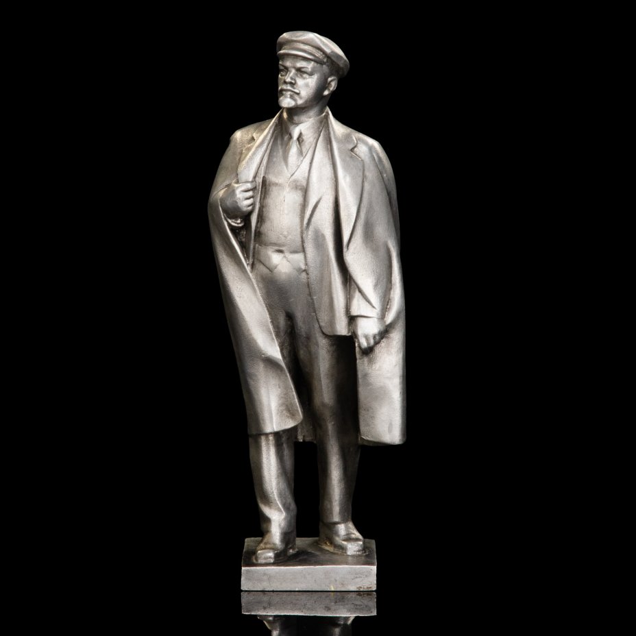 Скульптура "Ленин в плаще"