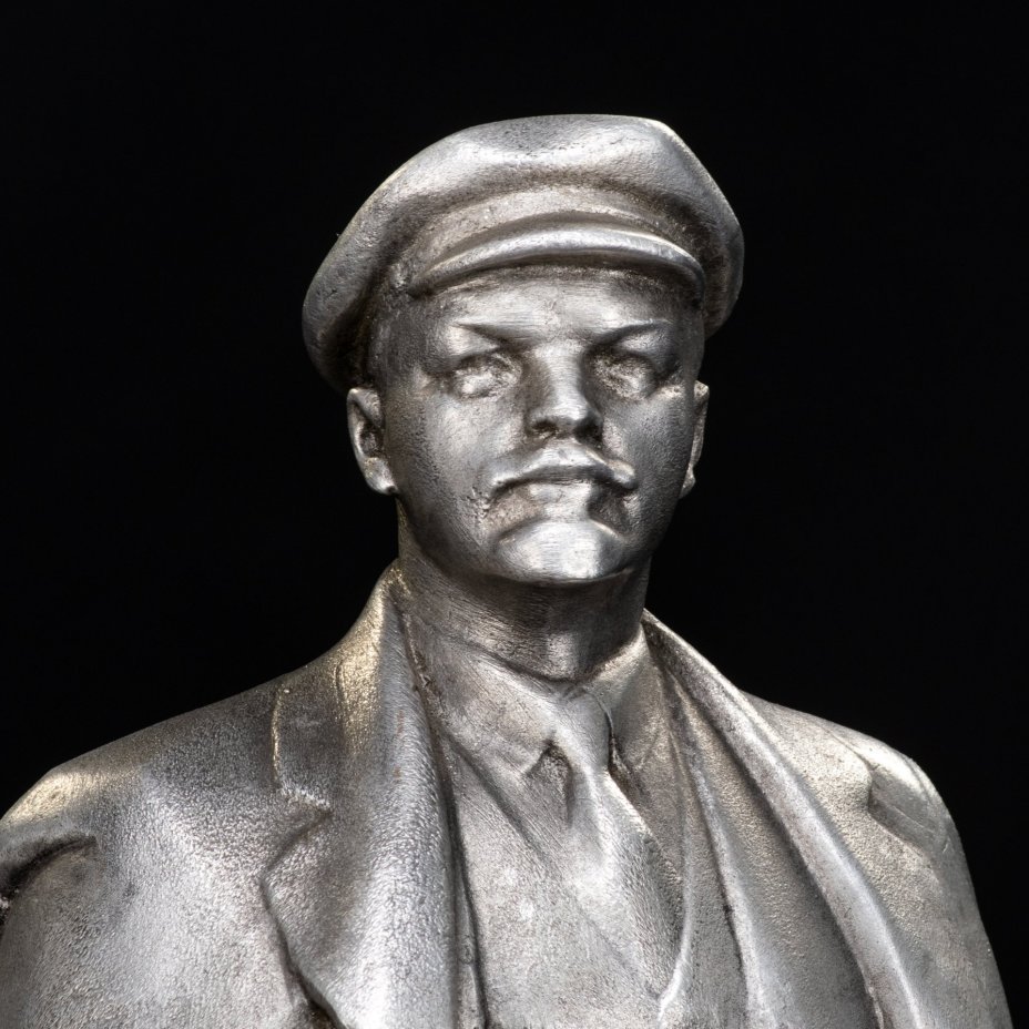Скульптура "Ленин в плаще"