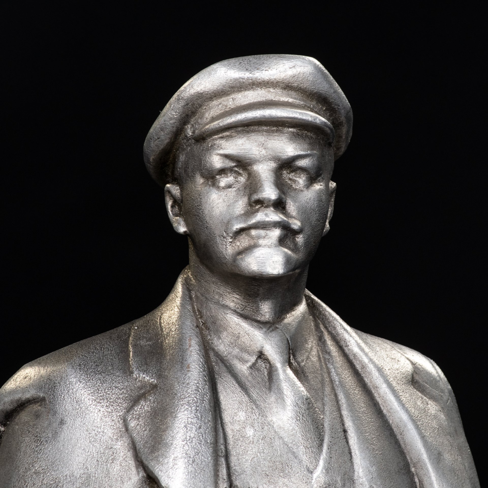 Скульптура "Ленин в плаще"