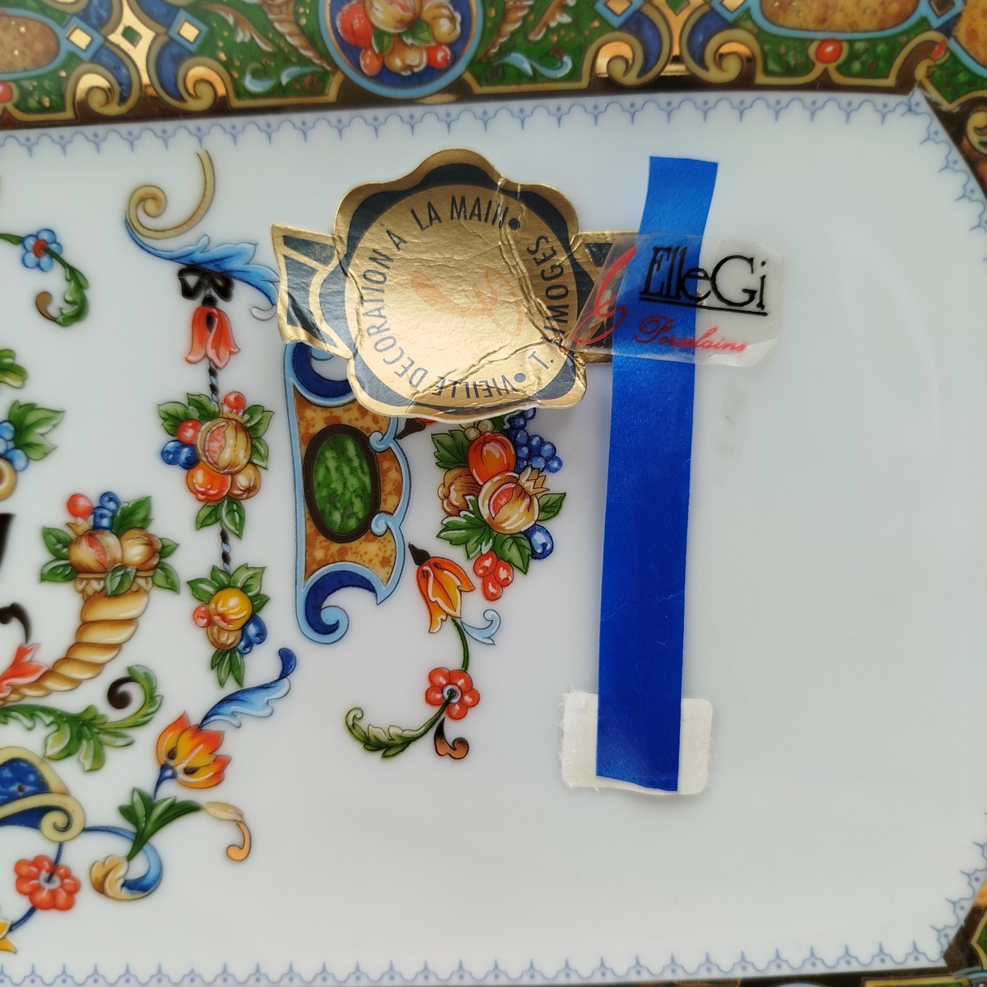 Блюдо (рулетница), украшенное изображением ягод и фруктов, фарфор, деколь с подрисовкой, золочение, Limoges, Франция, 1970-1990 гг.