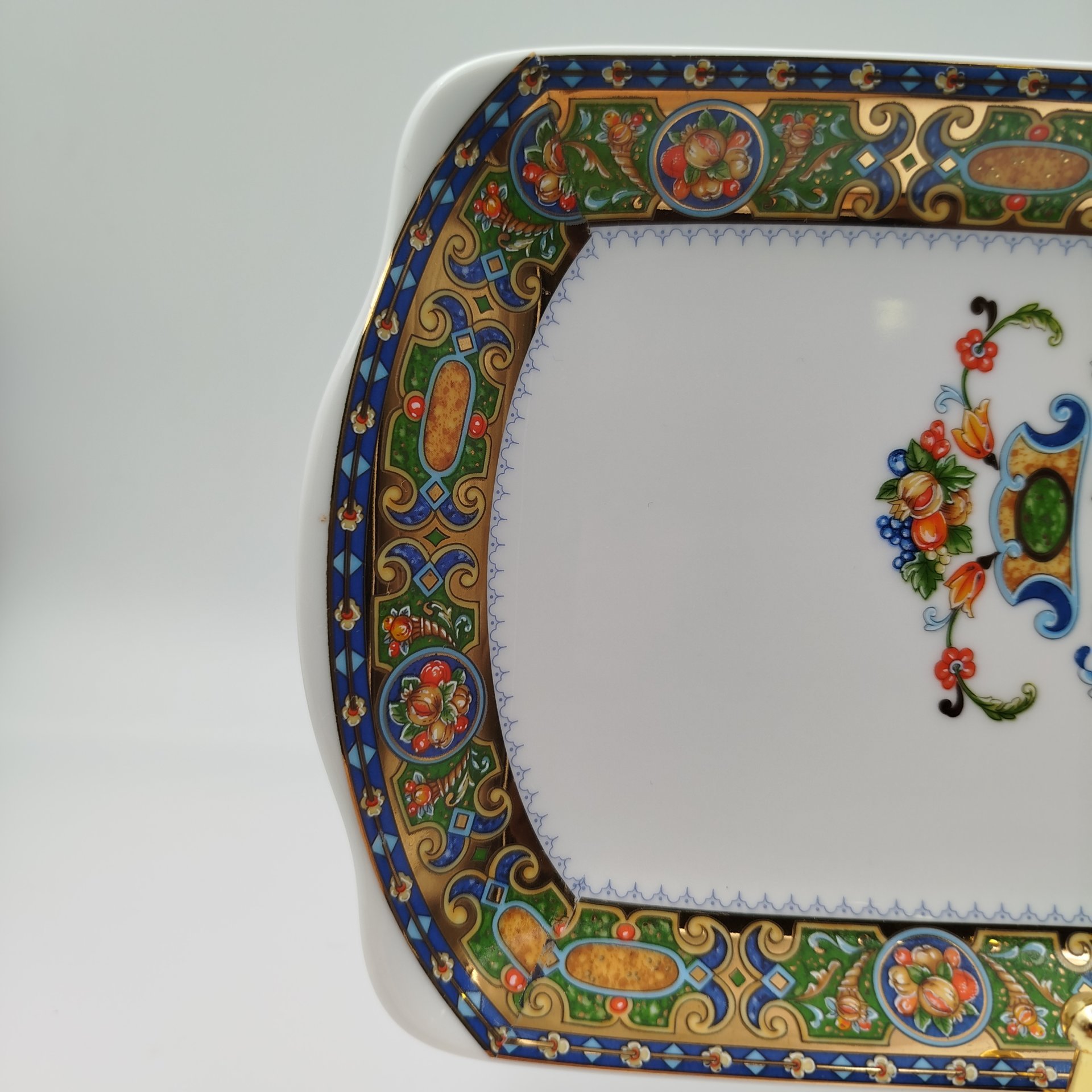 Блюдо (рулетница), украшенное изображением ягод и фруктов, фарфор, деколь с подрисовкой, золочение, Limoges, Франция, 1970-1990 гг.