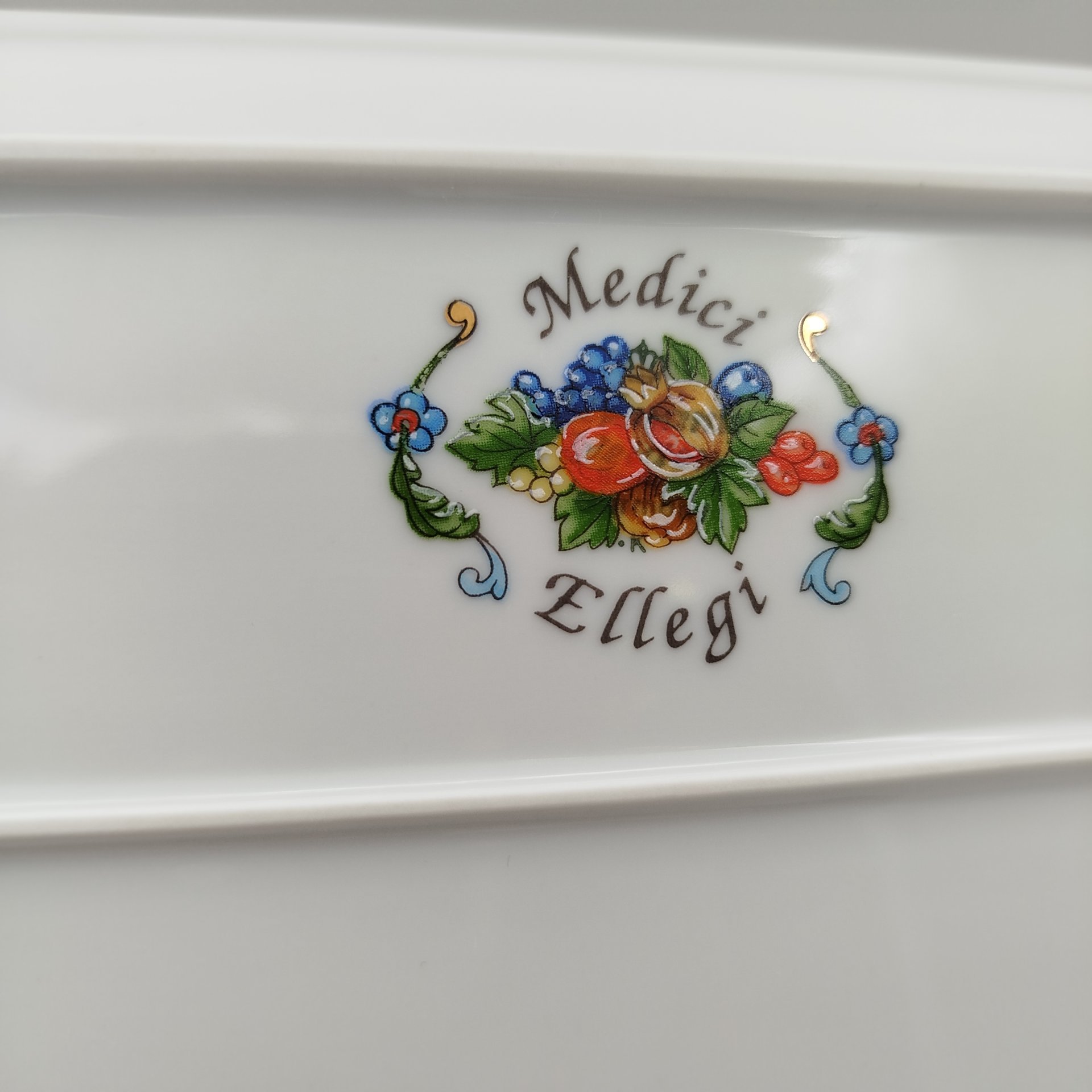 Блюдо (рулетница), украшенное изображением ягод и фруктов, фарфор, деколь с подрисовкой, золочение, Limoges, Франция, 1970-1990 гг.