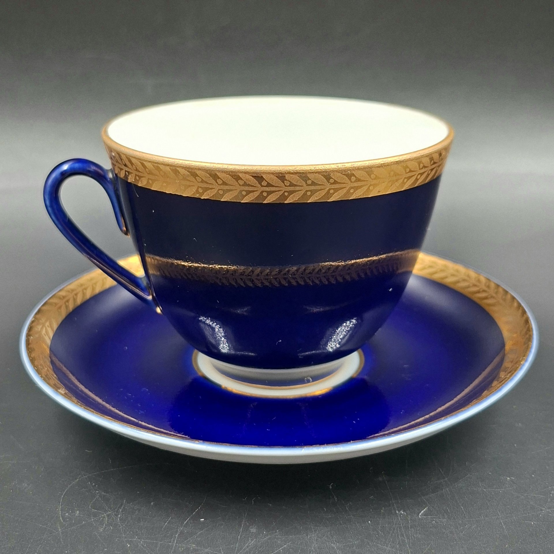 Пара чайная с растительным орнаментом вдоль борта, фарфор, крытье кобальтом, золочение, Ленинградский фарфоровый завод (ЛФЗ), СССР, 1960-1970 гг.