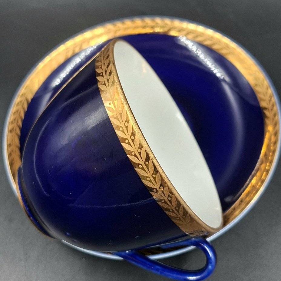 Пара чайная с растительным орнаментом вдоль борта, фарфор, крытье кобальтом, золочение, Ленинградский фарфоровый завод (ЛФЗ), СССР, 1960-1970 гг.