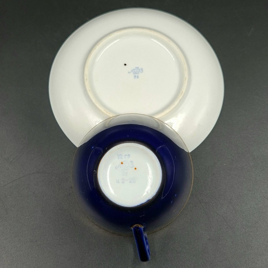 Пара чайная с растительным орнаментом вдоль борта, фарфор, крытье кобальтом, золочение, Ленинградский фарфоровый завод (ЛФЗ), СССР, 1960-1970 гг.