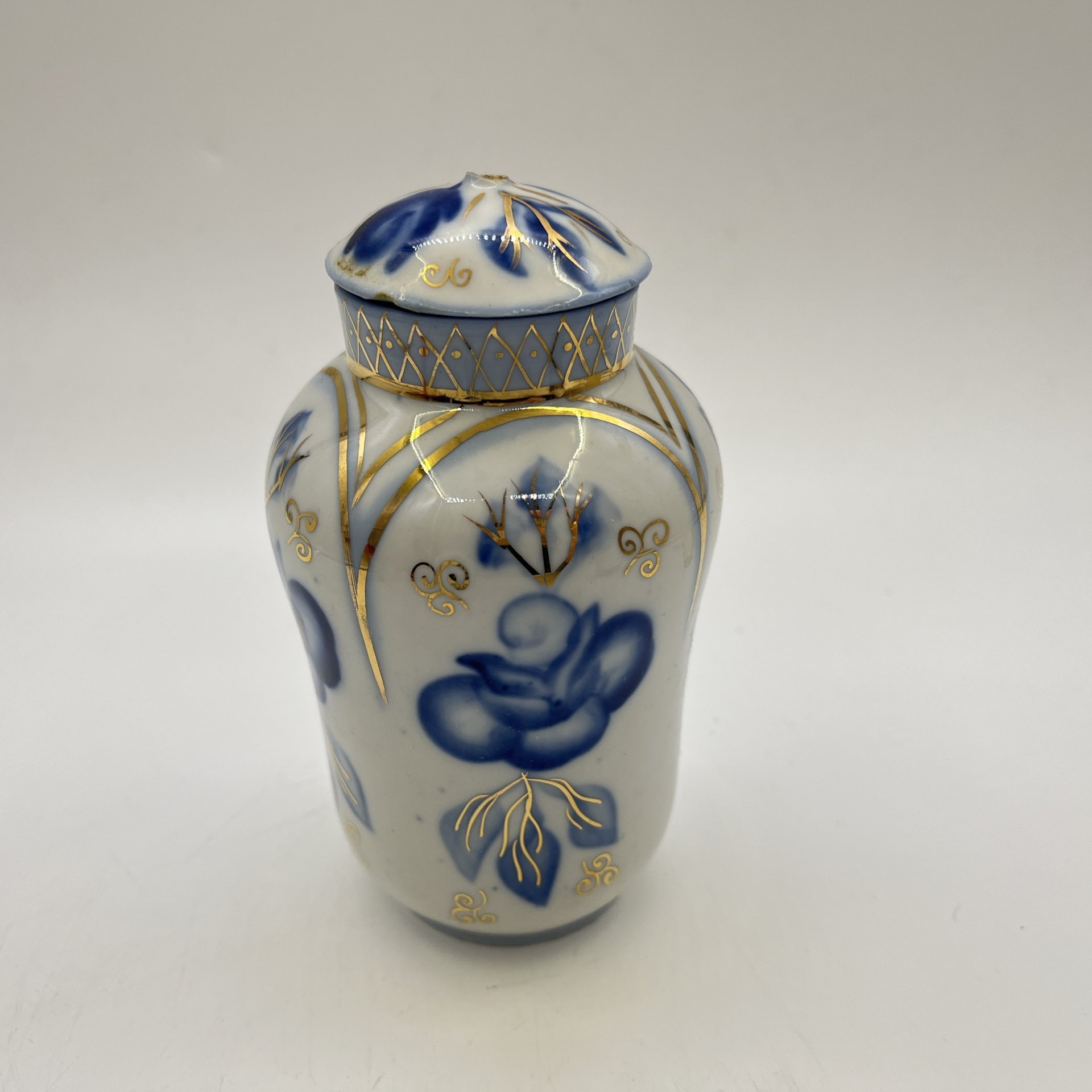 Чайница с цветочным декором и символикой олимпиады (на дне), фарфор, Кисловодская фабрика сувениров, СССР, 1980 г.