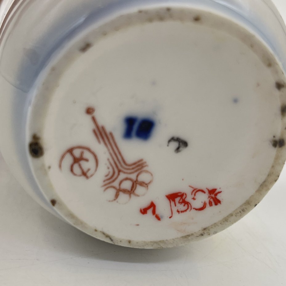 Чайница с цветочным декором и символикой олимпиады (на дне)