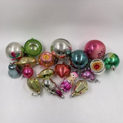 Набор из 18-ти ёлочных игрушек разных форм и размеров, стекло, роспись, пластик, металл, СССР, 1960-1990 гг.