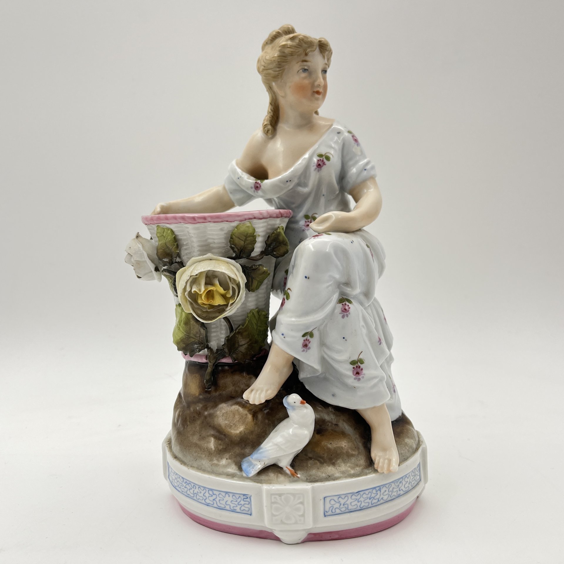 Вазочка (спичечница, карандашница) с фигурами дамы и голубя, фарфор, роспись, Западная Европа, 1900-1950 гг.