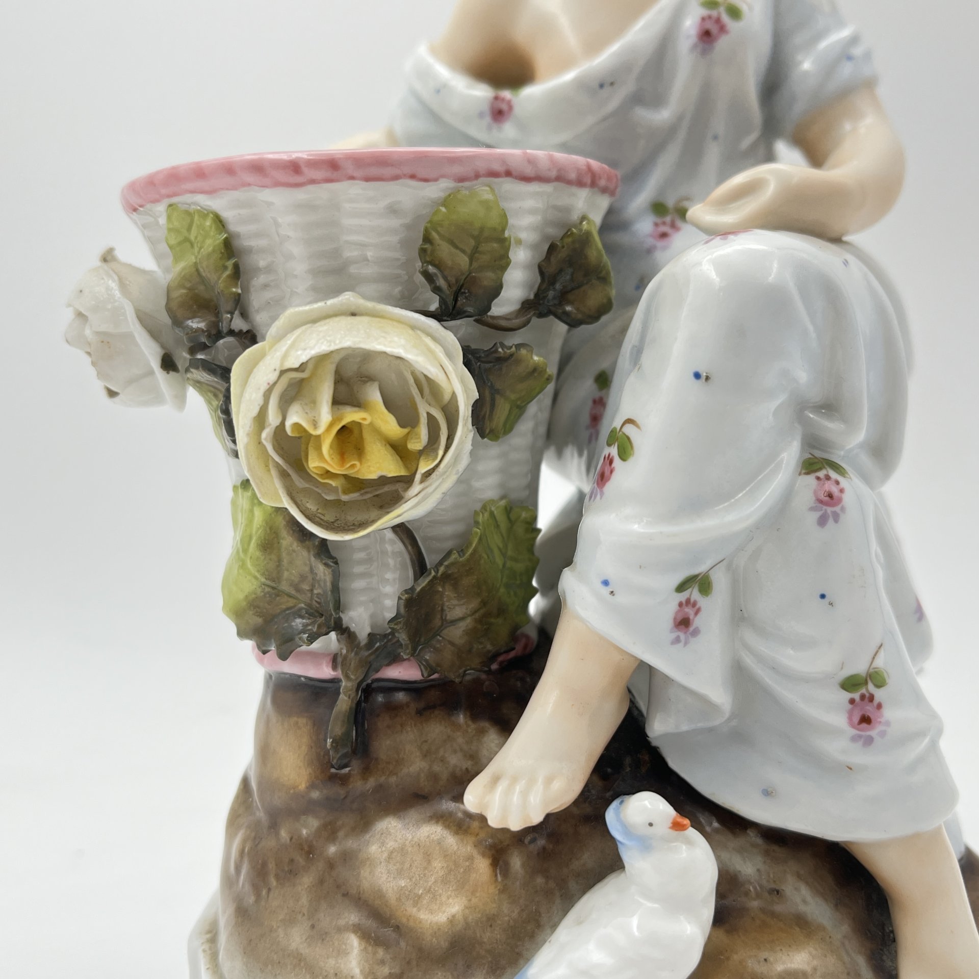 Вазочка (спичечница, карандашница) с фигурами дамы и голубя, фарфор, роспись, Западная Европа, 1900-1950 гг.