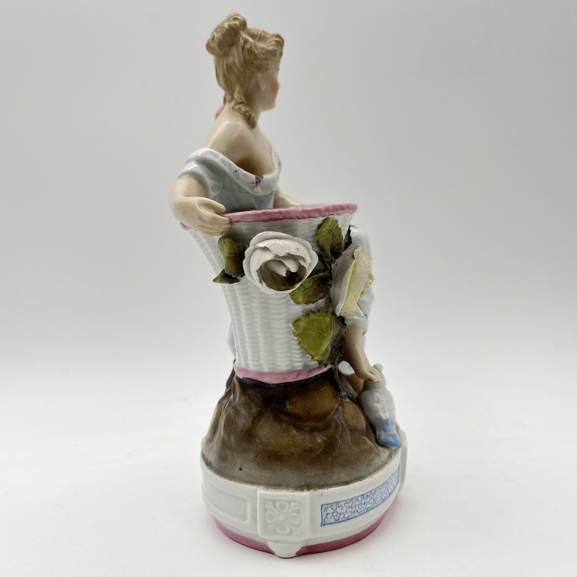 Вазочка (спичечница, карандашница) с фигурами дамы и голубя, фарфор, роспись, Западная Европа, 1900-1950 гг.