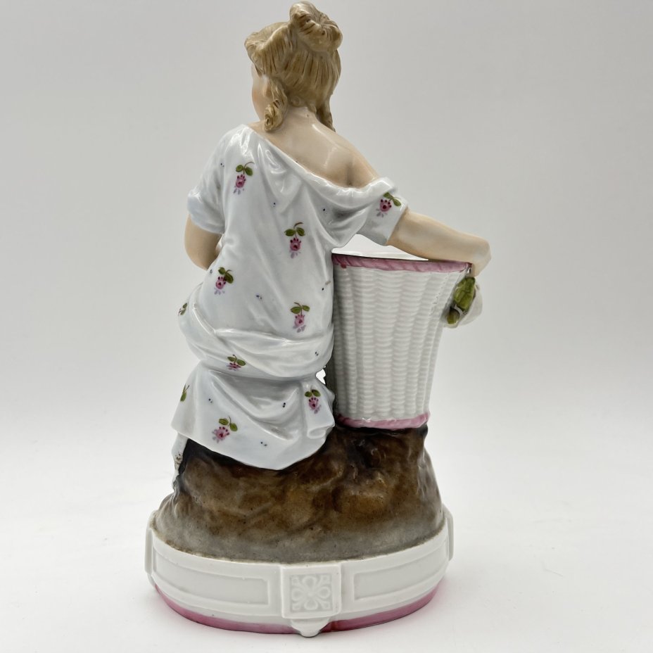 Вазочка (спичечница, карандашница) с фигурами дамы и голубя