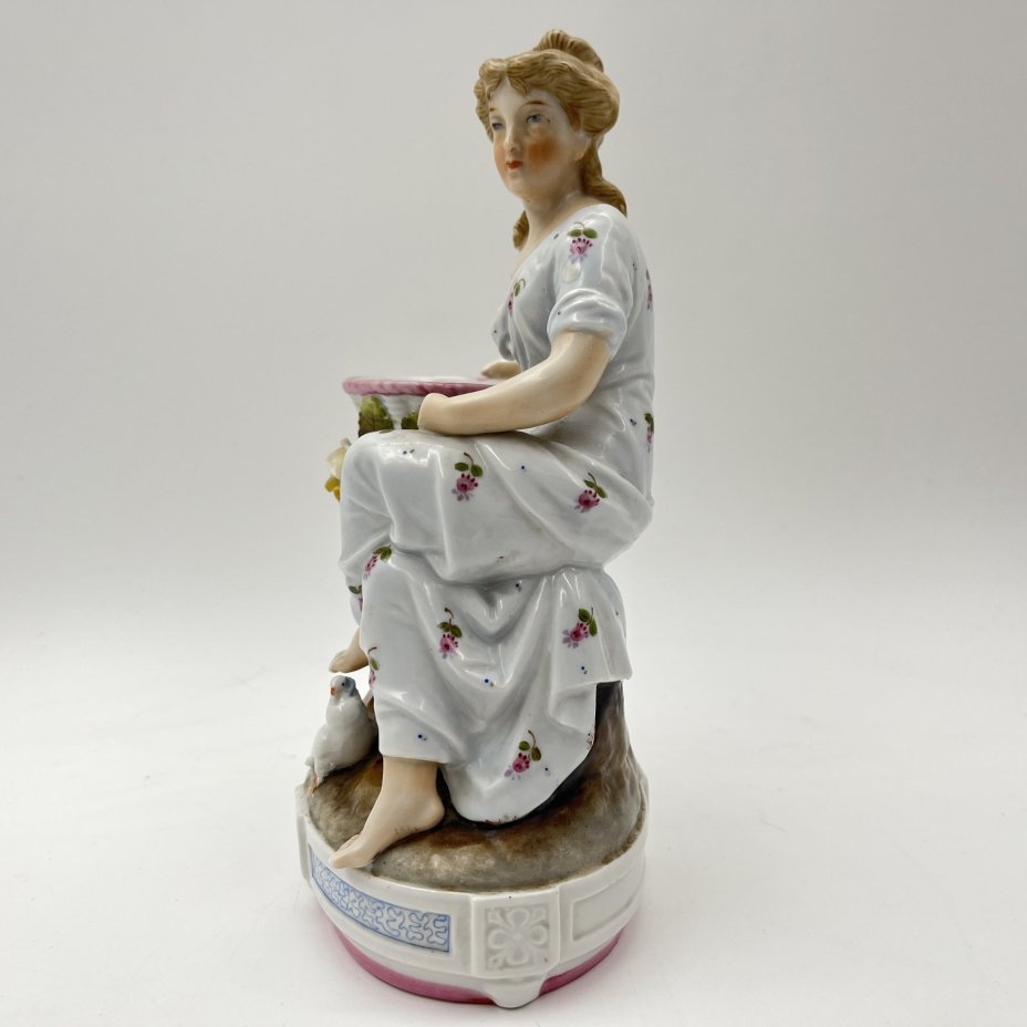 Вазочка (спичечница, карандашница) с фигурами дамы и голубя