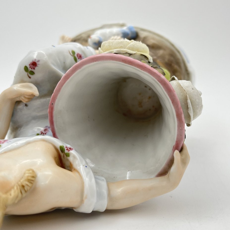 Вазочка (спичечница, карандашница) с фигурами дамы и голубя