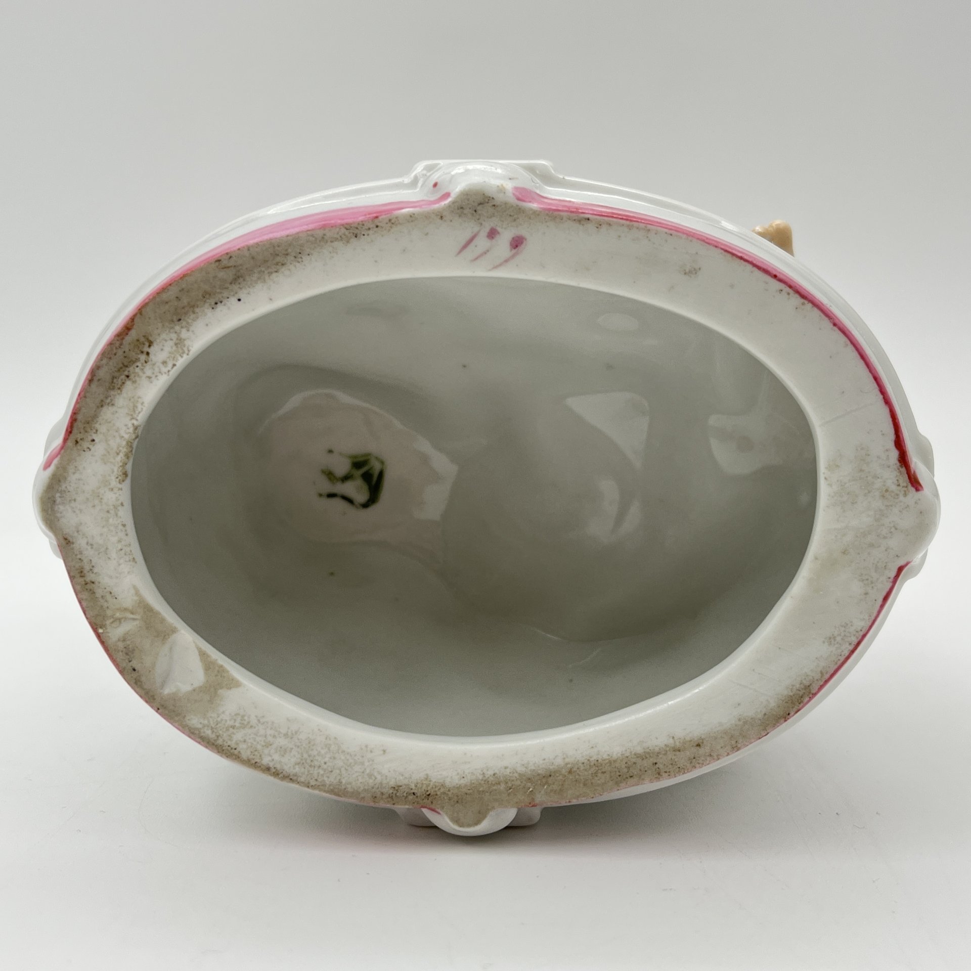 Вазочка (спичечница, карандашница) с фигурами дамы и голубя, фарфор, роспись, Западная Европа, 1900-1950 гг.