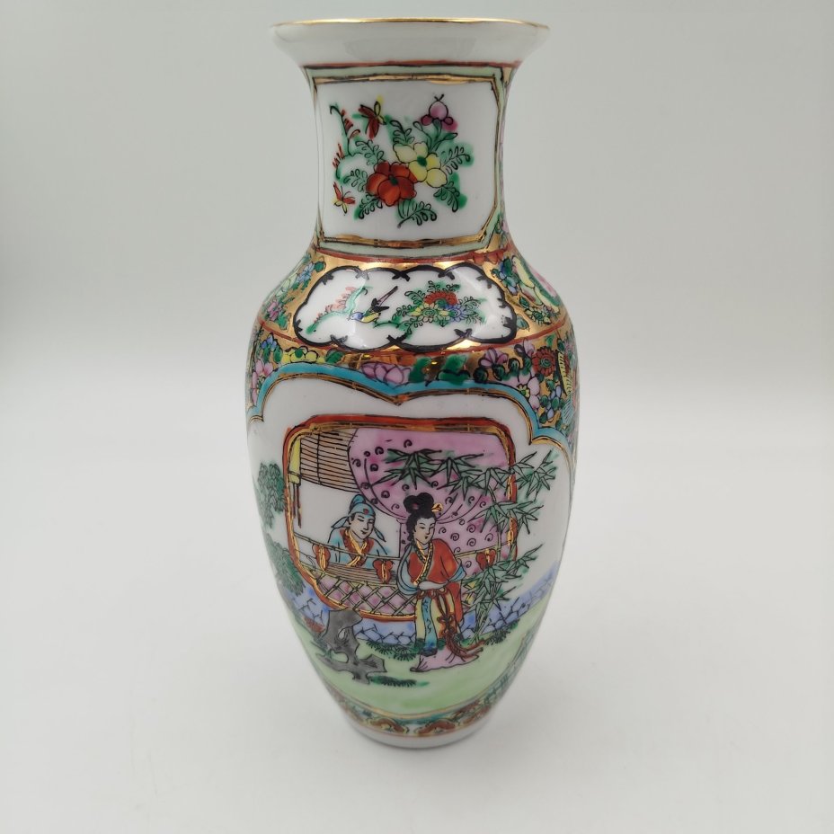 Ваза миниатюрная, декорированная сюжетом "Прогулка в саду" и "Фрукты и насекомые" в резервах