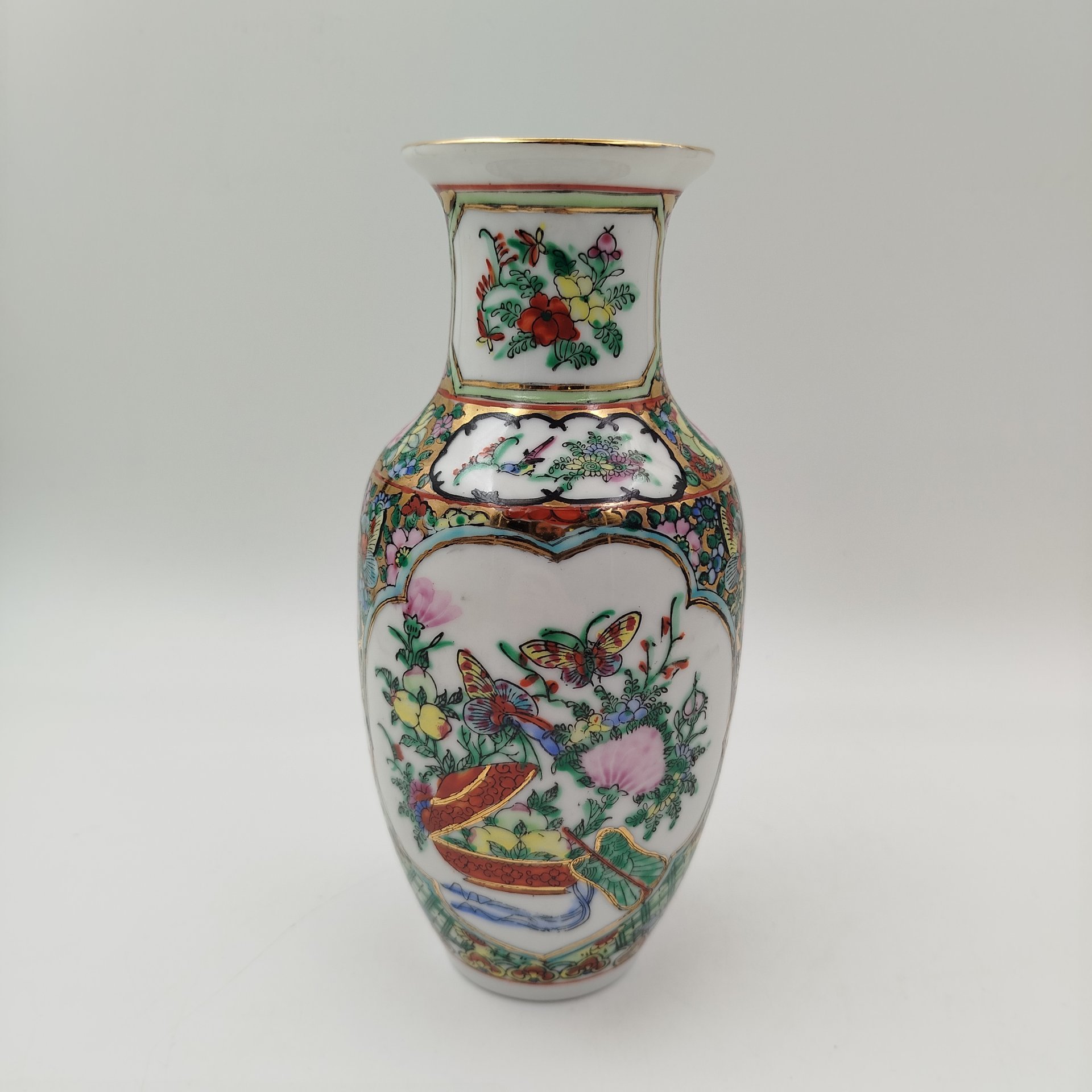 Ваза миниатюрная, декорированная сюжетом "Прогулка в саду" и "Фрукты и насекомые" в резервах