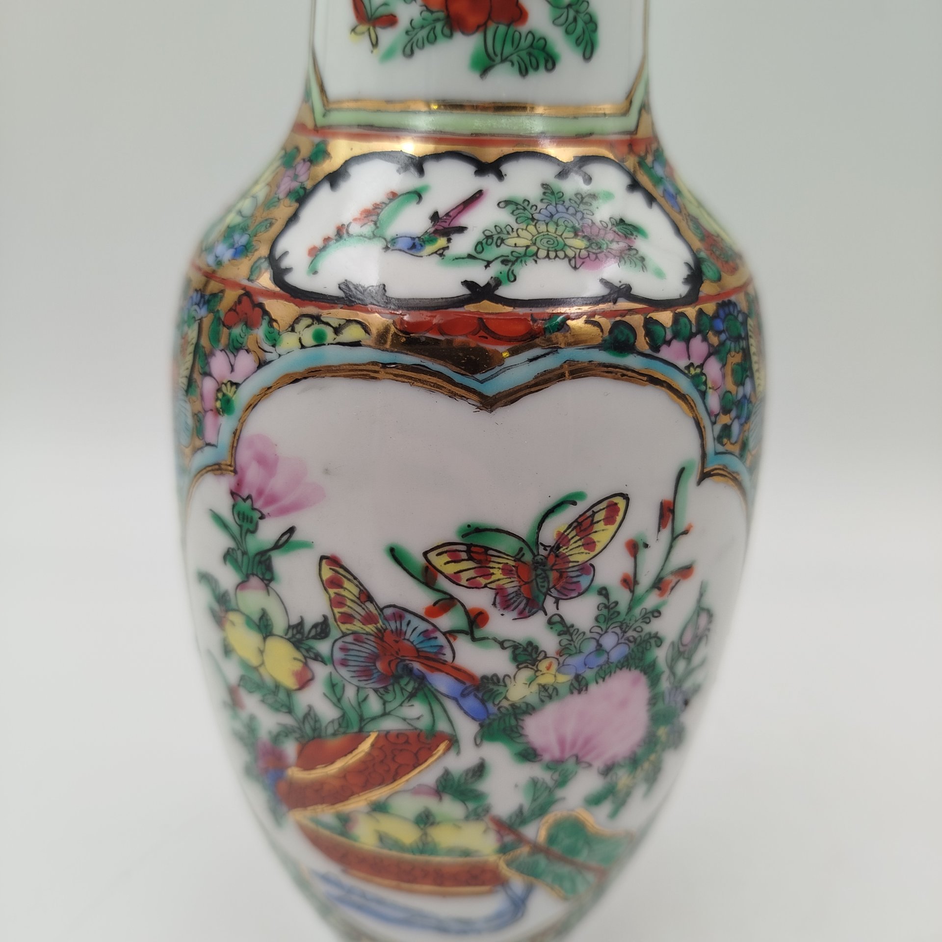 Ваза миниатюрная, декорированная сюжетом "Прогулка в саду" и "Фрукты и насекомые" в резервах