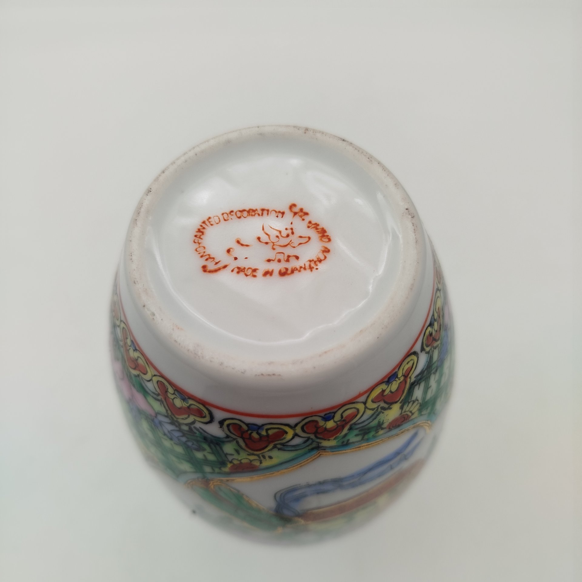 Ваза миниатюрная, декорированная сюжетом "Прогулка в саду" и "Фрукты и насекомые" в резервах