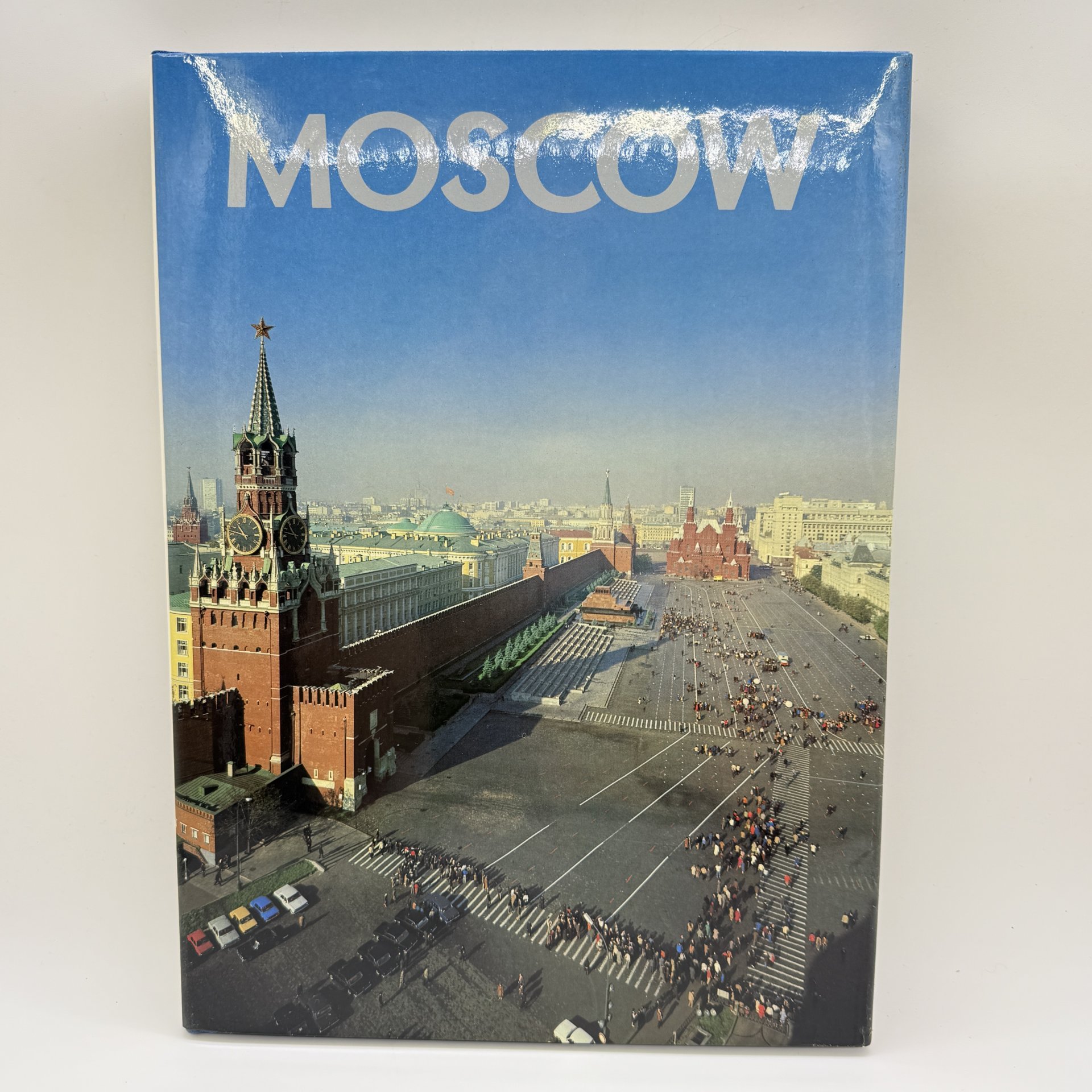 Книга "Москва" на английском языке, автор Ю. Баланенко, бумага, печать, Издательство «Планета», СССР, 1984 г.