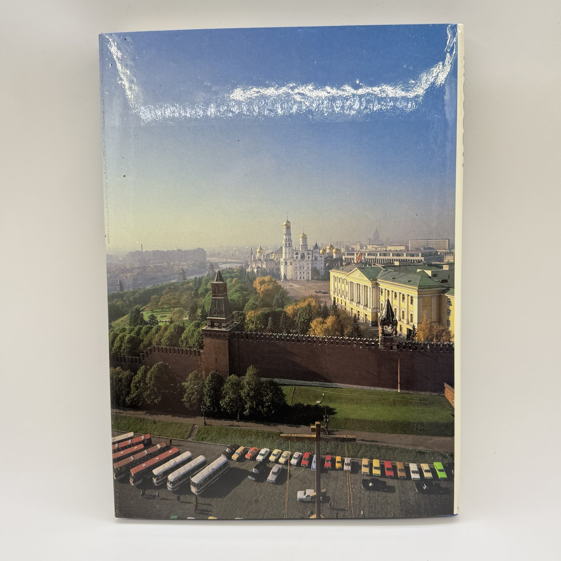 Книга "Москва" на английском языке, автор Ю. Баланенко, бумага, печать, Издательство «Планета», СССР, 1984 г.