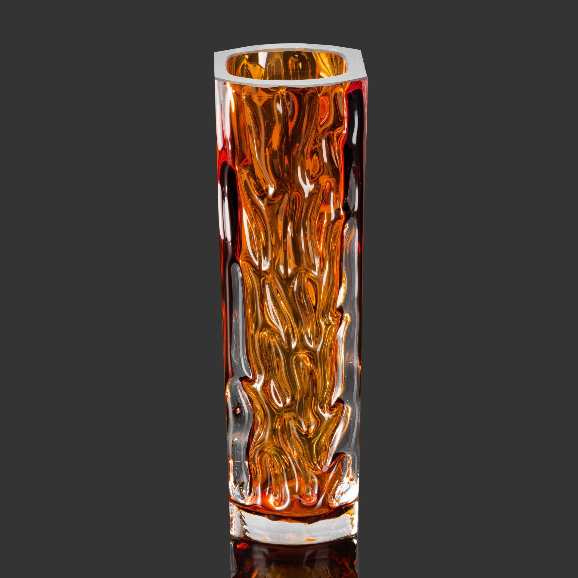 Ваза "Кора" медово-янтарного оттенка, автор П.И. Зинченко