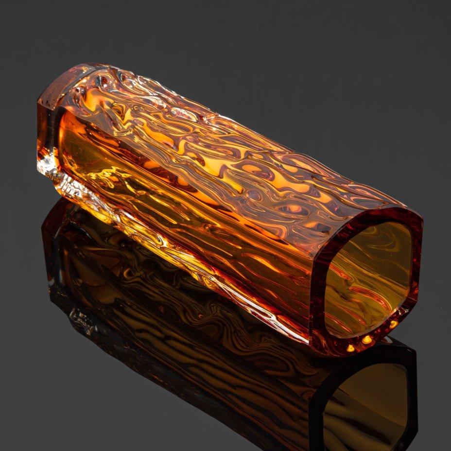 Ваза "Кора" медово-янтарного оттенка, автор П.И. Зинченко