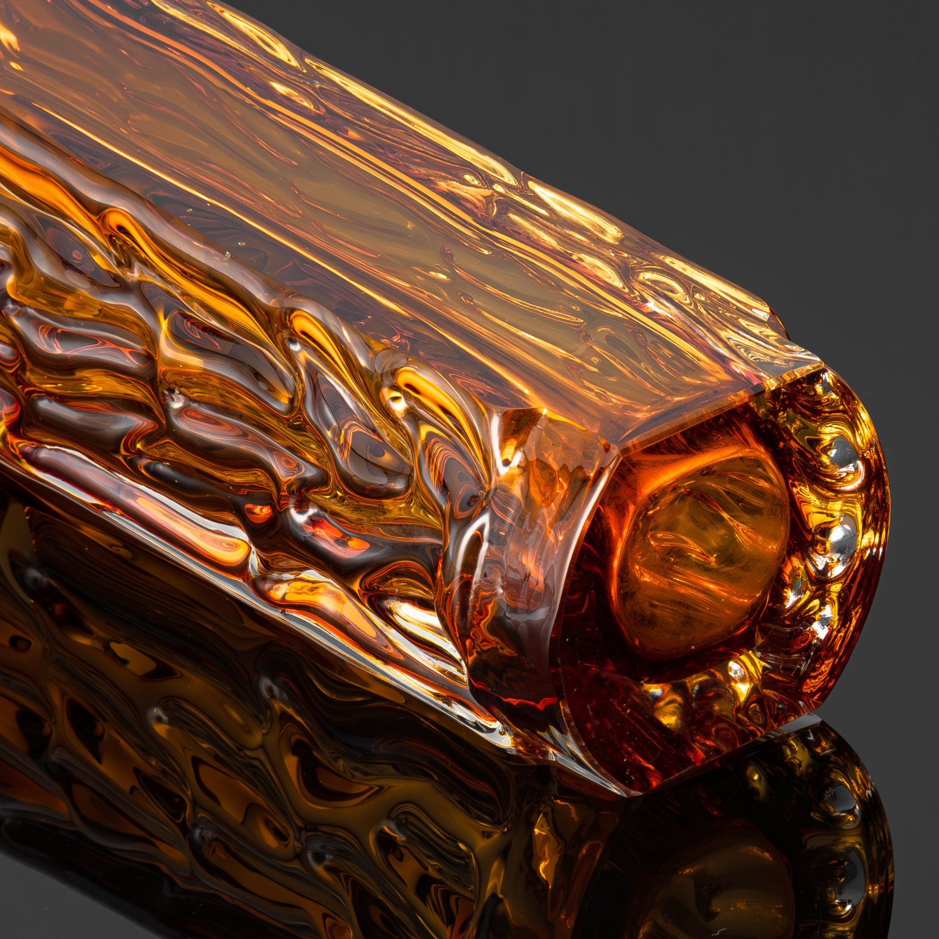 Ваза "Кора" медово-янтарного оттенка, автор П.И. Зинченко