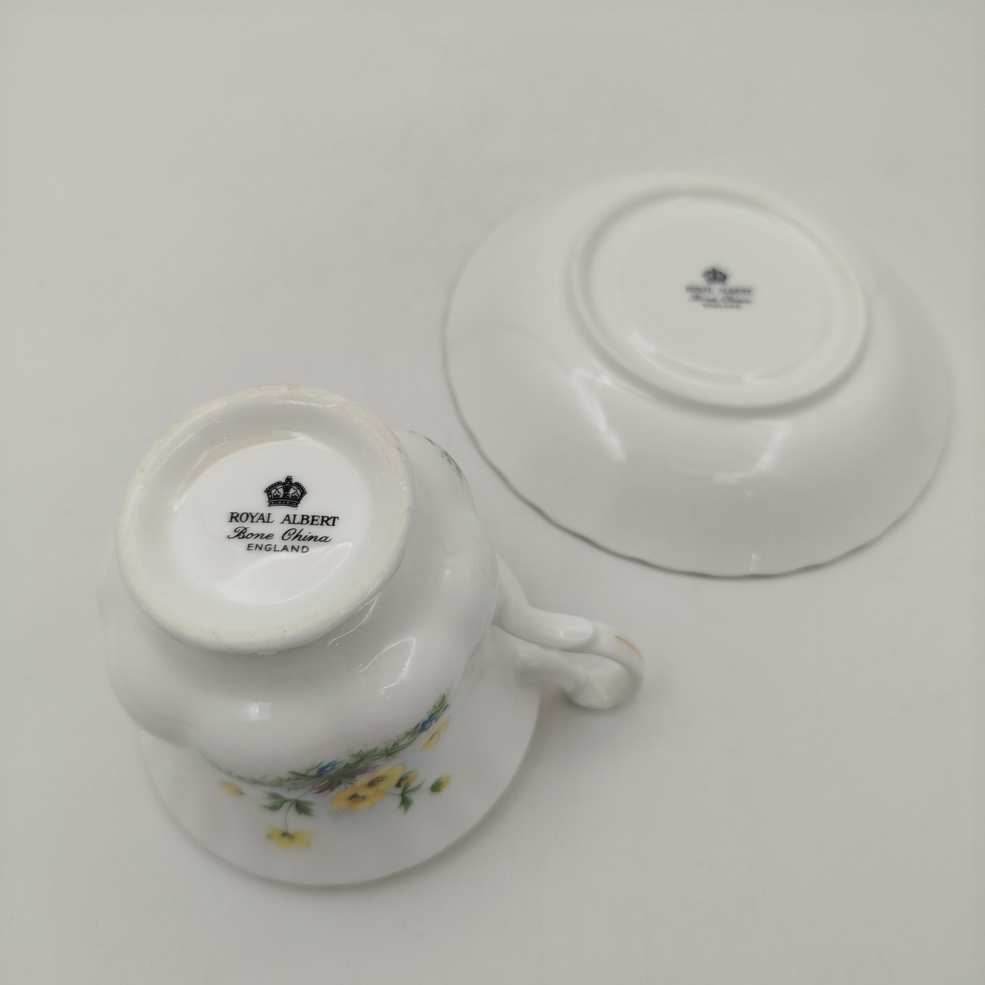 Чайная пара с нежным цветочным декором, фарфор, деколь, золочение, Royal Albert, Великобритания, 1980-2000 гг.