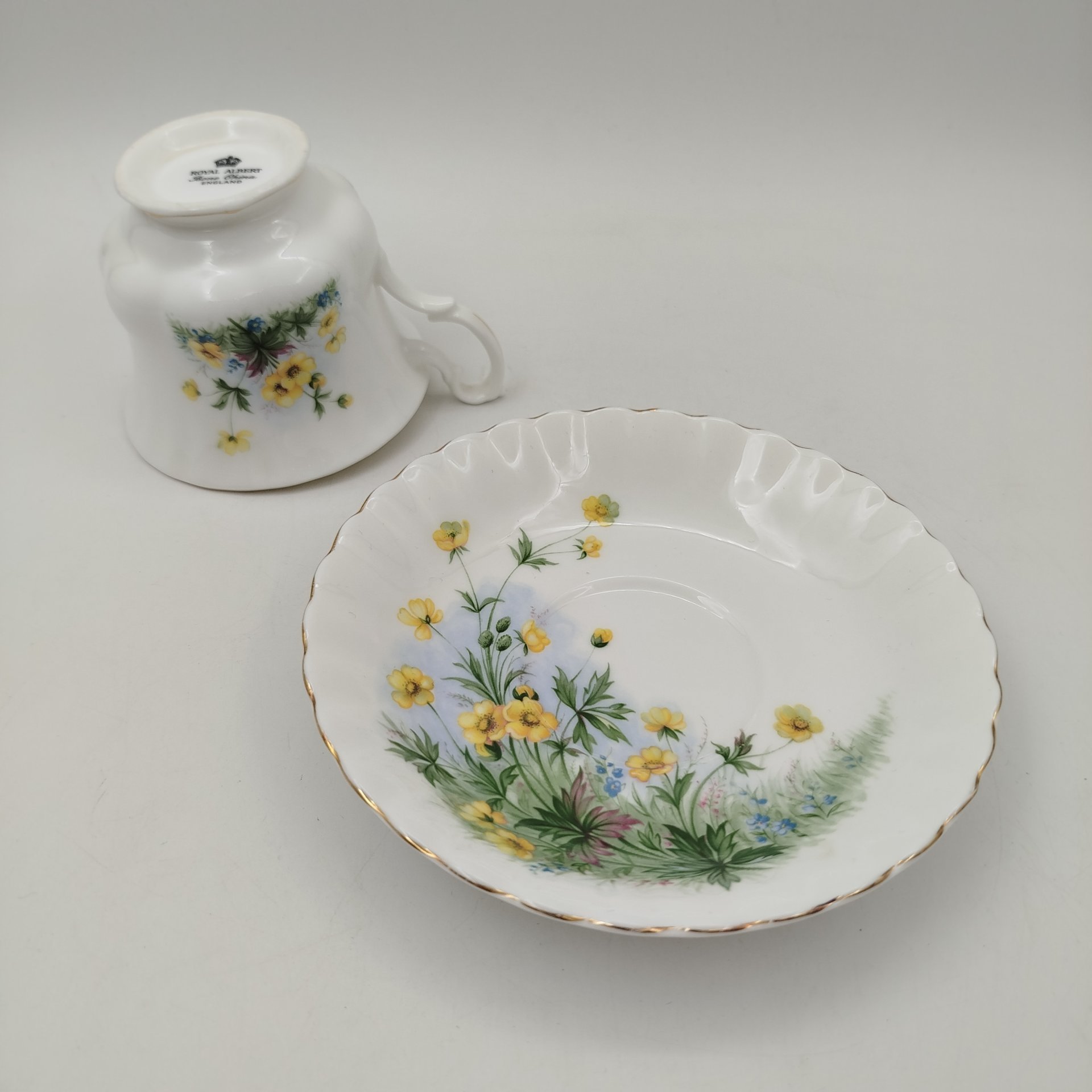 Чайная пара с нежным цветочным декором, фарфор, деколь, золочение, Royal Albert, Великобритания, 1980-2000 гг., Royal Albert