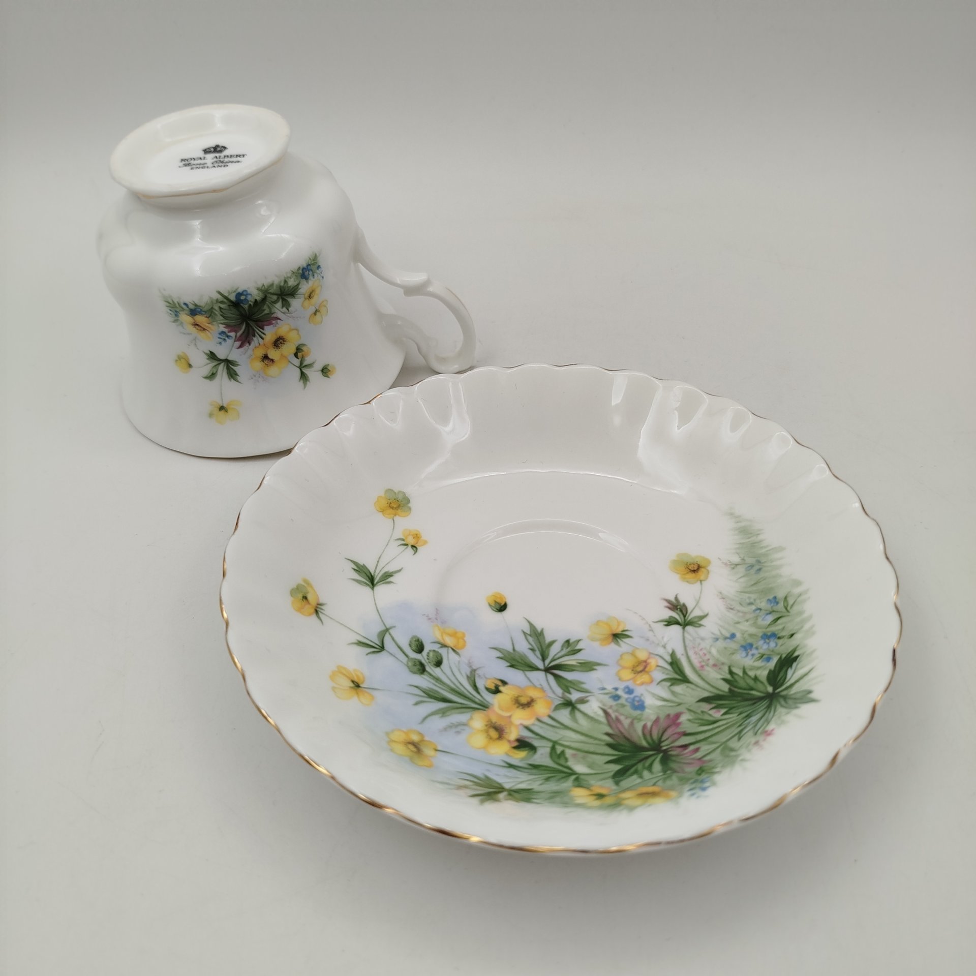 Чайная пара с нежным цветочным декором, фарфор, деколь, золочение, Royal Albert, Великобритания, 1980-2000 гг., Royal Albert