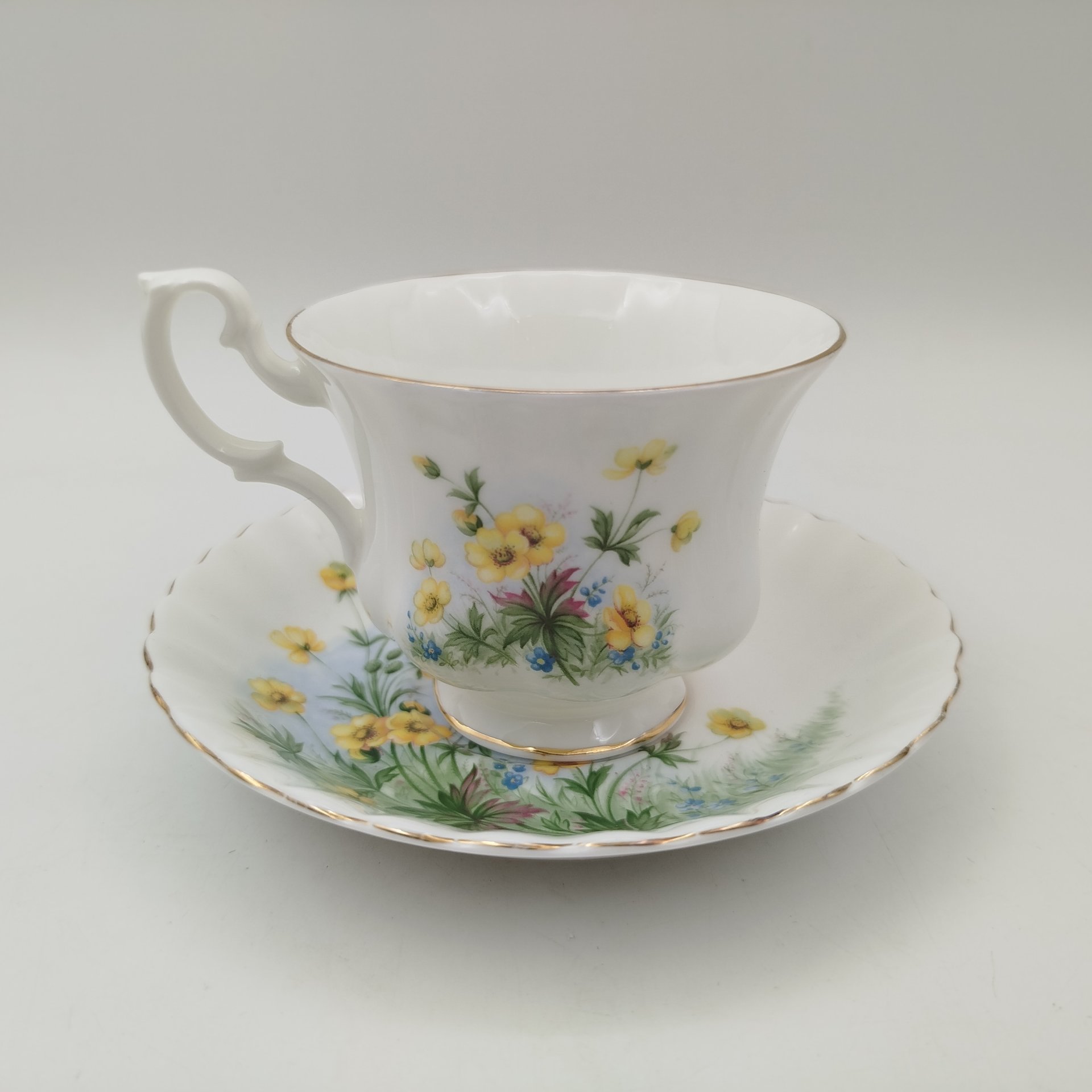 Чайная пара с нежным цветочным декором, фарфор, деколь, золочение, Royal Albert, Великобритания, 1980-2000 гг., Royal Albert