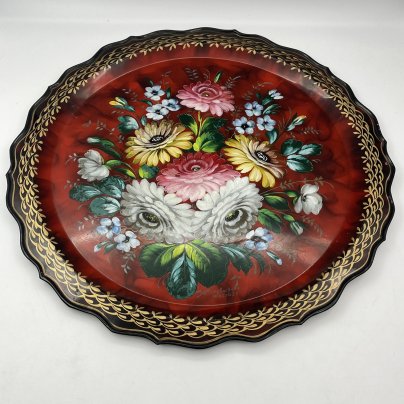 Поднос круглой формы с цветочным декором, с подписью автора, металл, роспись, Жостовская фабрика декоративной росписи, Российская Федерация, 1990-2010 гг.